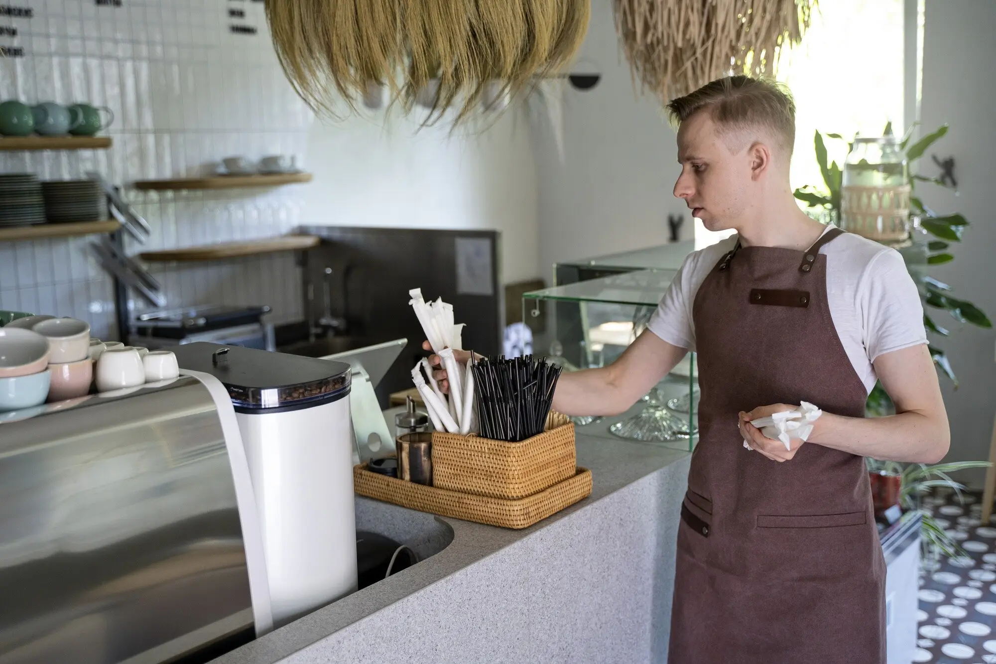 Kleinunternehmer beim Aufräumen eines Cafés